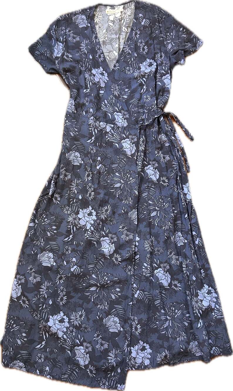 Marine Layer Emlyn Floral Wrap Midi Dress in Navy Blue size L NWOT - Picture 3 of 14